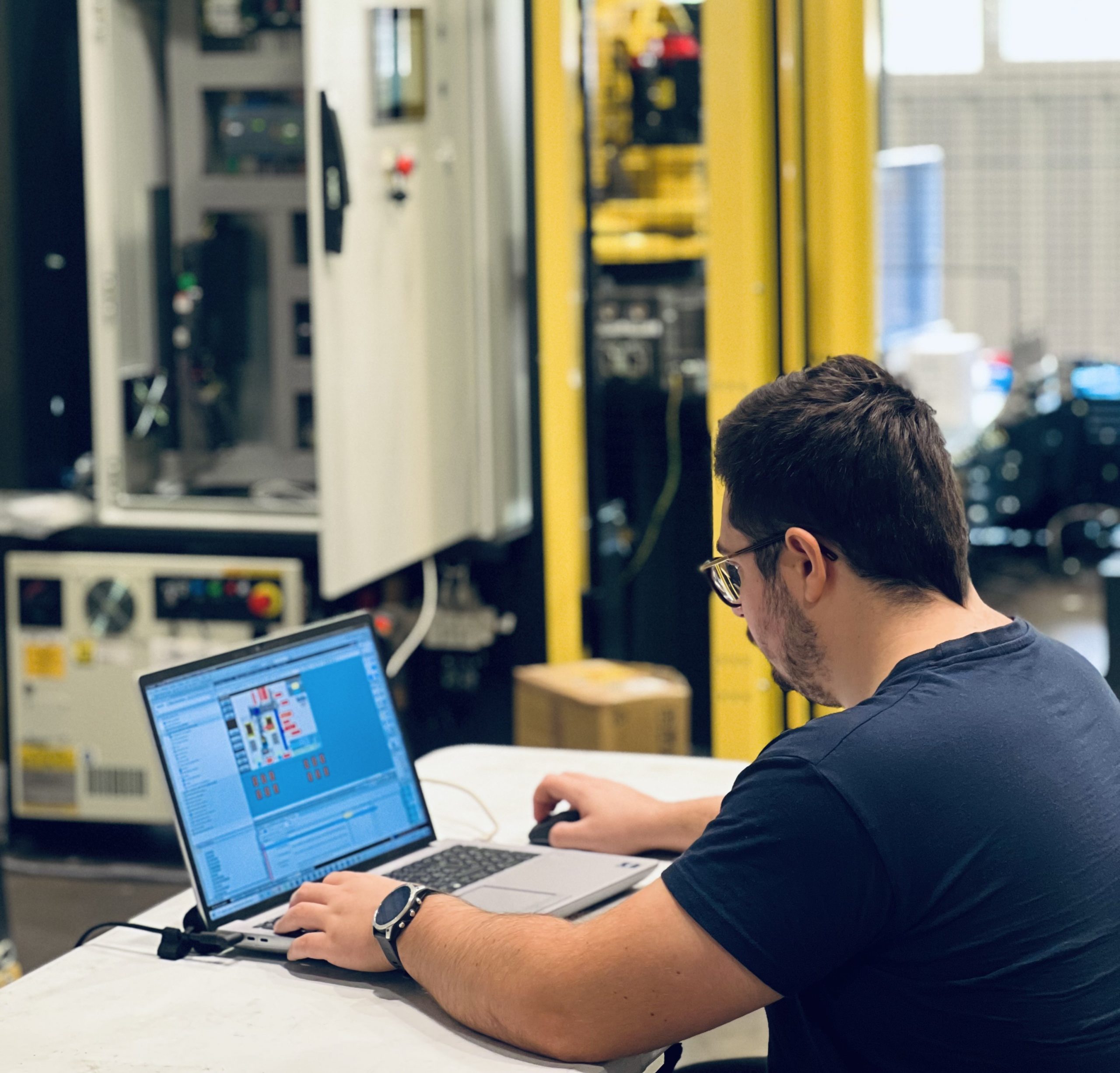 Collaborateur LEXEM travaillant sur un logiciel de palettisation.