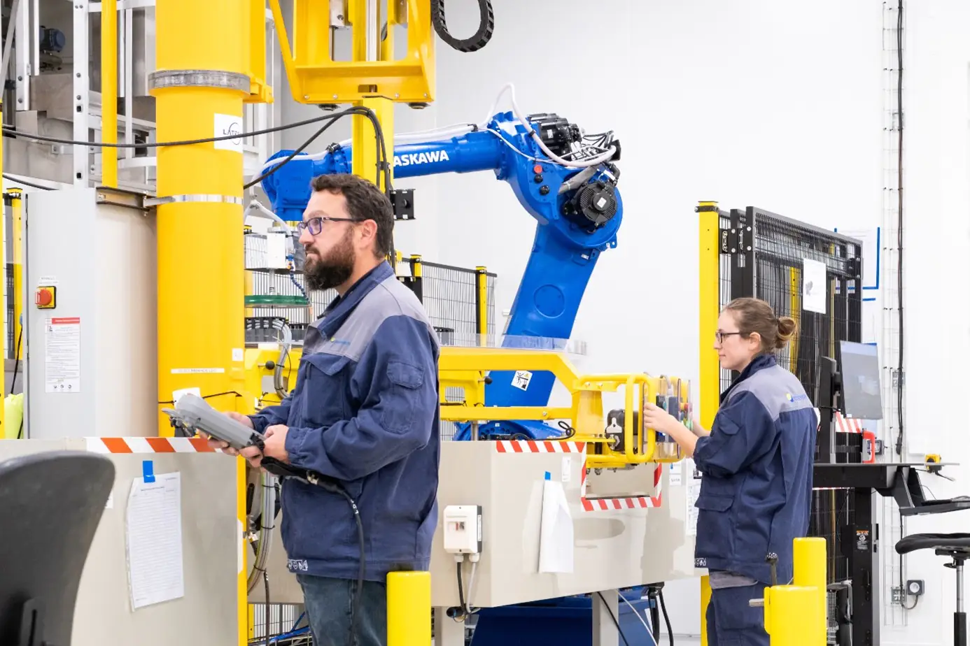 Deux personnes en train de travailler sur des robots.