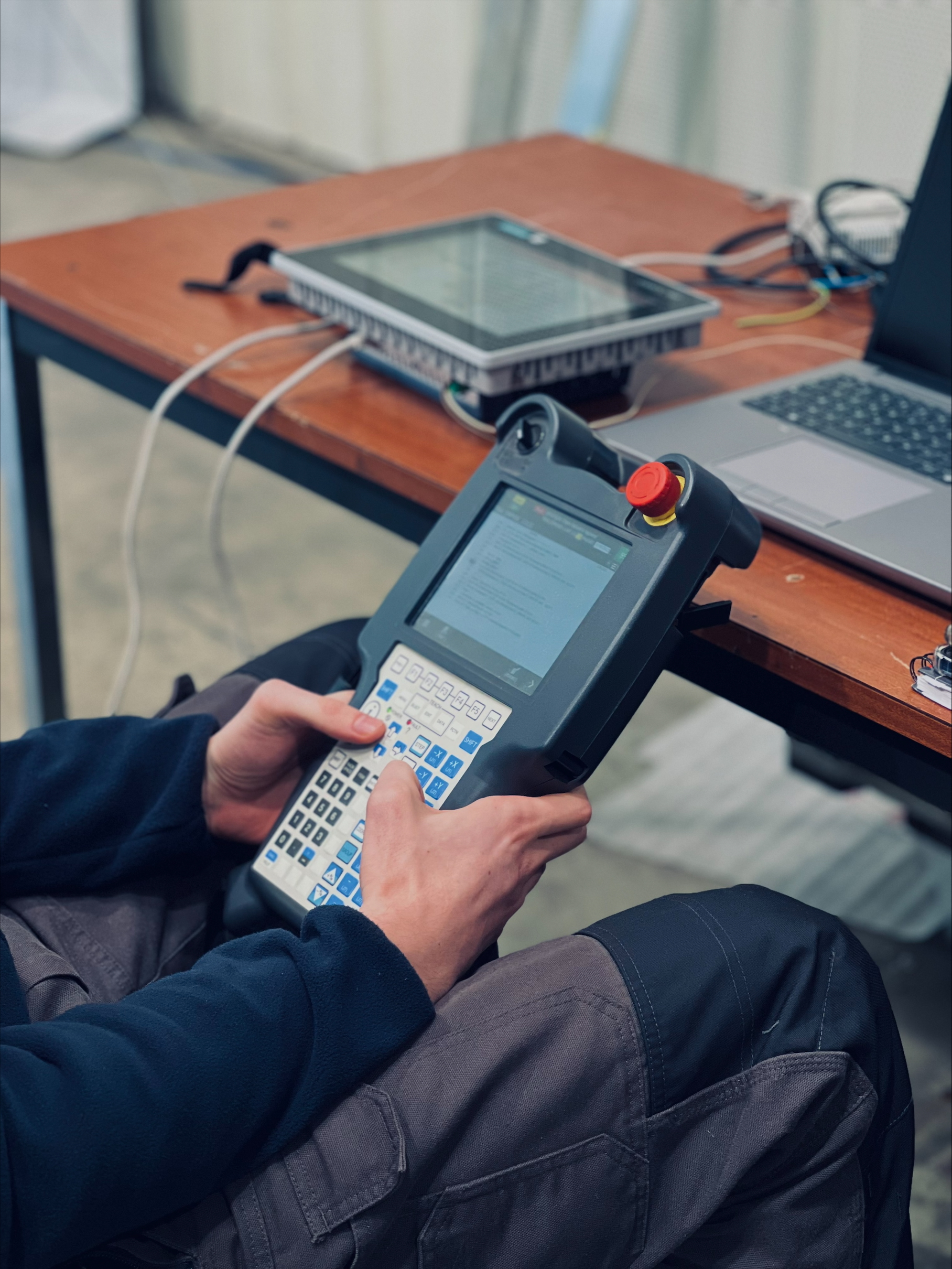 Collaborateur LEXEM utilisant un teach FANUC.