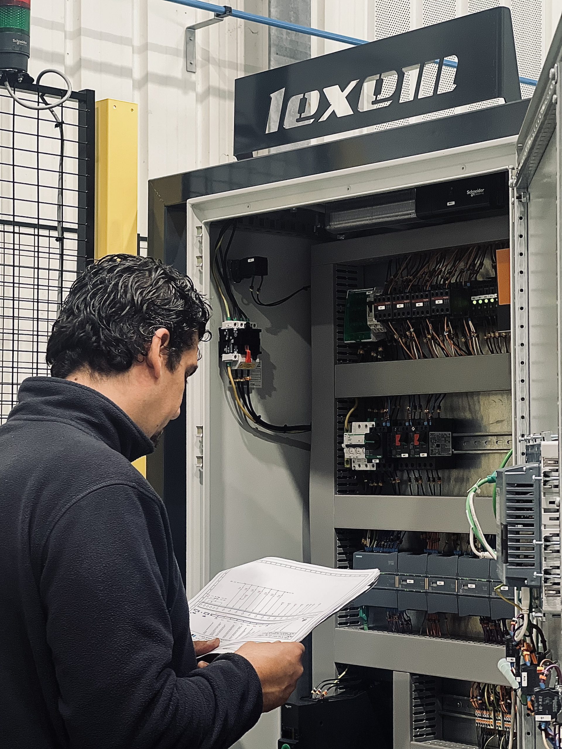 Collaborateur LEXEM travaillant dans une armoire électrique